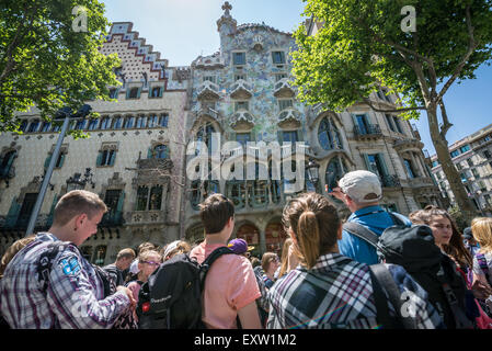 renovierte Casa Batllo Gebäude (genannt House of Bones) entworfen von Antoni Gaudi am Passeig de Gràcia Avenue in Barcelona, Spanien Stockfoto