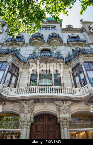 renovierte Casa Batllo Gebäude (genannt House of Bones) entworfen von Antoni Gaudi am Passeig de Gràcia Avenue in Barcelona, Spanien Stockfoto