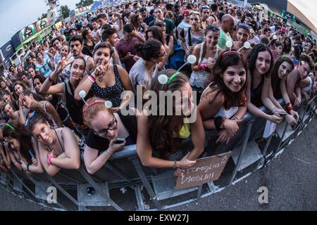 Mailand, Italien. 16. Juli 2015. Nesli führt live auf Postepay Sommerarena in Mailand, Italien, am 16. Juli 2015 Credit: Mairo Cinquetti/Alamy Live News Stockfoto