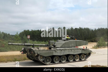 British Challenger 2 Tank fahren mit ihm Revolver während eines Trainingslaufs umgekehrt. Juli 2016 Stockfoto