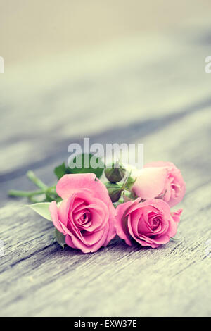 Vintage stilisierte Foto Rosen Haufen auf alten hölzernen Hintergrund. Stockfoto