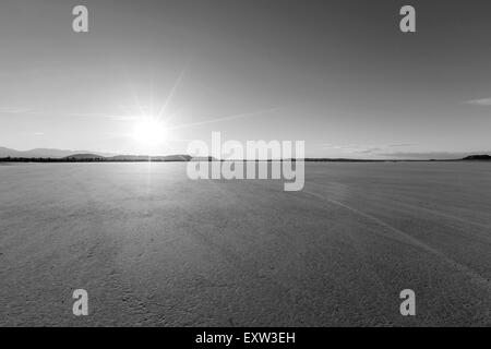 Nachmittagssonne im El Mirage dry Seegrund in der kalifornischen Mojave-Wüste. Stockfoto