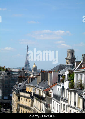 Eiffelturm und Goldhaube Kirche Les Invalides Dächern Paris France Quartier Latin anzeigen Stockfoto