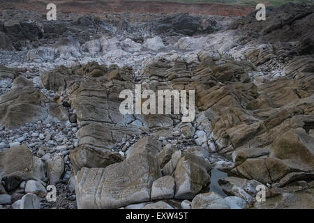 Geologie, rockt am Damm über nach Worms Head,Gower.Rhossilli,Bay,beach,Gower,Wales,causeway, Stockfoto