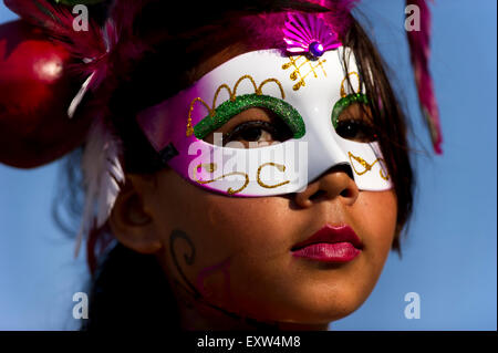 Maskierte Mädchen mit bunten Maske auf einem Karneval-Stil-Festival. Stockfoto