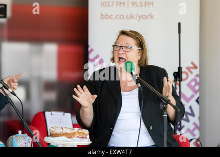 Harrogate, North Yorkshire, UK. 15. Juli 2015 Rosemary Shrager interviewt von Georgey Spanswick auf radio at The G Stockfoto