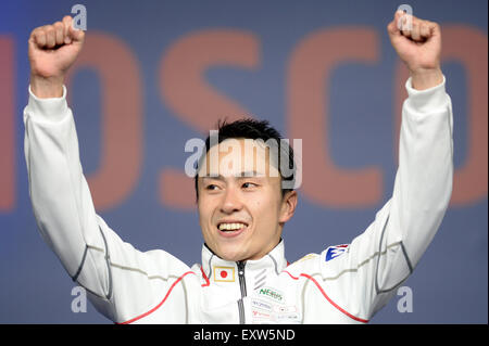 Moskau, Russland. 16. Juli 2015. Goldmedaillengewinner Yuki Ota Japans stellt während der Preisverleihung bei Fecht-Weltmeisterschaften in Moskau, Russland, 16. Juli 2015 Florett. © Pavel Bednyakov/Xinhua/Alamy Live-Nachrichten Stockfoto