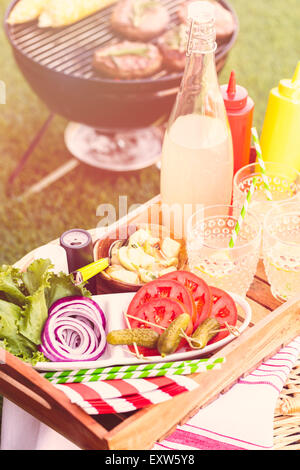 Kleine Sommer-Picknick mit Limonade und Hamburger in den Park. Stockfoto