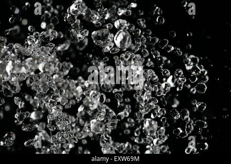 Wassertropfen schweben in der Luft eingefroren durch Schuss Stockfoto