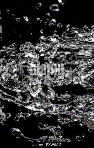 Wasserstrom eingefroren in der Luft-Wasser Tropfen schweben Stockfoto
