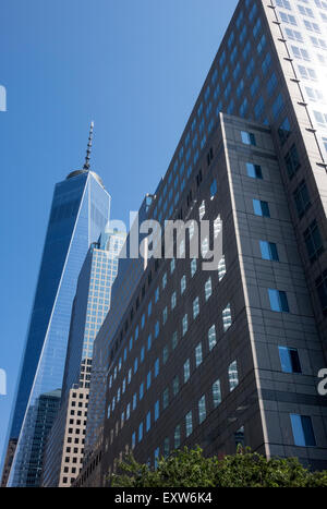 One World Trade Center umgeben von Wolkenkratzern in Lower Manhattan Stockfoto