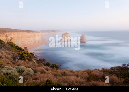 Kalkfelsen Meer in der Nähe von zwölf Apostel in Australien im Mondlicht Stockfoto