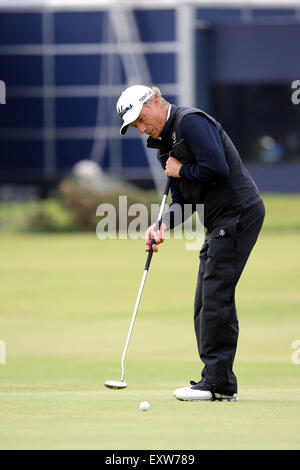 Fife, Schottland. 16. Juli 2015. Bernhard Langer (GER), 16. Juli 2015 Bernhard Langer Deutschland putts auf dem 17. Loch in der ersten Runde des 144. British Open Championship auf dem Old Course, St Andrews, Fife, Schottland. Bildnachweis: Koji Aoki/AFLO SPORT/Alamy Live-Nachrichten Stockfoto