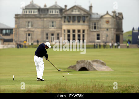 Fife, Schottland. 16. Juli 2015. Yuta Ikeda (JPN), 16. Juli 2015 Yuta Ikeda Japan Abschlag an Loch 18 in der ersten Runde des 144. British Open Championship auf dem Old Course, St Andrews, Fife, Schottland. Bildnachweis: Koji Aoki/AFLO SPORT/Alamy Live-Nachrichten Stockfoto