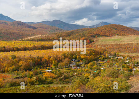 Herbstliche Landschaft in der Nähe von Aluschta Stadt - Halbinsel Krim Stockfoto