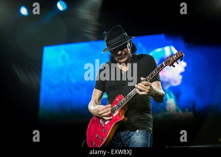 Locarno, Schweiz 10. Juli 2015. Carlos Santana tritt bei Mond und Sterne © Roberto Finizio/Alamy Live News Stockfoto