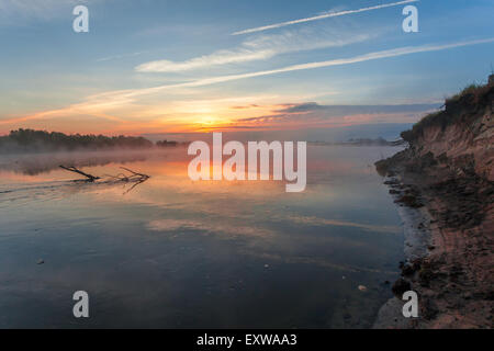 Reflexion von den ersten Sonnenstrahlen im See Morgendämmerung Stockfoto