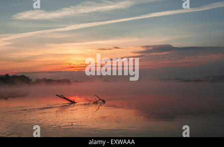Reflexion von den ersten Sonnenstrahlen im See Morgendämmerung Stockfoto