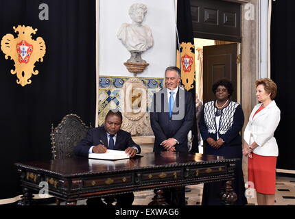 Lissabon, Portugal. 16. Juli 2015. Besuch in Mosambik Präsident Filipe Nyusis (L) schließt ein Gästebuch im Palazzo Belem in Lissabon, Portugal, 16. Juli 2015. © Zhang Liyun/Xinhua/Alamy Live-Nachrichten Stockfoto