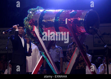 (150717)--ACEH, 17. Juli 2015 (Xinhua)--indonesischen Präsidenten Joko Widodo schlägt die Trommel um die Takbir Parade als Teil des Eid al-Fitr Feier in Aceh, Indonesien, 16. Juli 2015 zu kennzeichnen. (Xinhua/Junaidi) (Zjy) Stockfoto