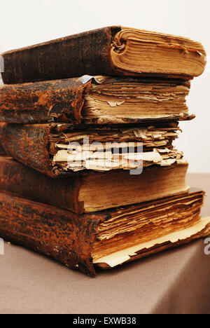 Stack zerfetzt der alten Bücher auf dem Tisch Stockfoto