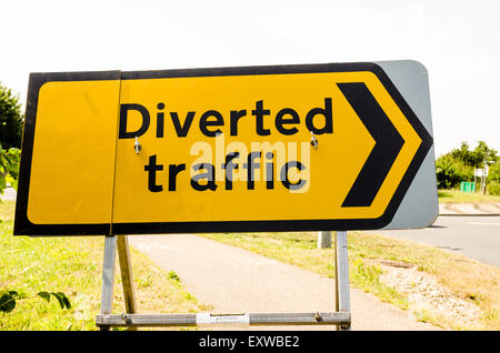 Melden Sie sich für den Verkehr umgeleitet, gehen Sie diesen Weg. Stockfoto