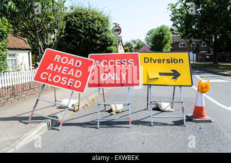 Verkehrsschild „Road Ahead Closed“ in weißen Buchstaben auf rotem Hintergrund England UK. Stockfoto