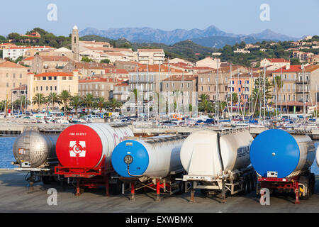 Propriano, Frankreich - 3. Juli 2015: Trailer Panzer steht in einer Reihe, Propriano Hafen Insel Korsika Stockfoto