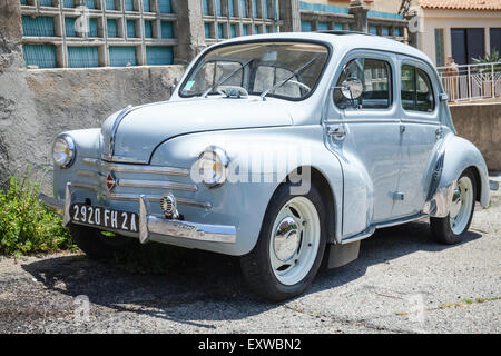 Ajaccio, Frankreich - 6. Juli 2015: Hellblau Renault 4CV Oldtimer Kleinwagen steht auf einem Straßenrand in der französischen Stadt geparkt Stockfoto