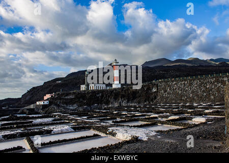 Fuencaliente Leuchtturm mit Blick auf die Salinen an der Südseite von La Palma, Spanien. Stockfoto