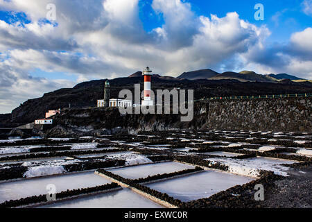 Fuencaliente Leuchtturm mit Blick auf die Salinen an der Südseite von La Palma, Spanien. Stockfoto