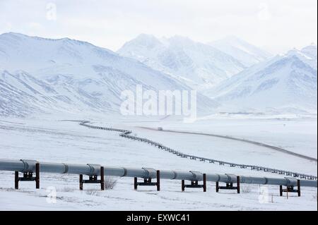 Öl-Pipeline von Prudhoe Bay nach Valdez im arktischen Winter entlang der Dalton Highway, Haul Road, Alaska, USA Stockfoto