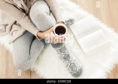 Frau mit einer heißen Tasse Tee an einem Wintertag Stockfoto
