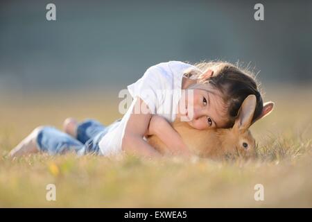 Mädchen mit ihrem Kaninchen auf Wiese, Oberpfalz, Bayern, Deutschland, Europa Stockfoto