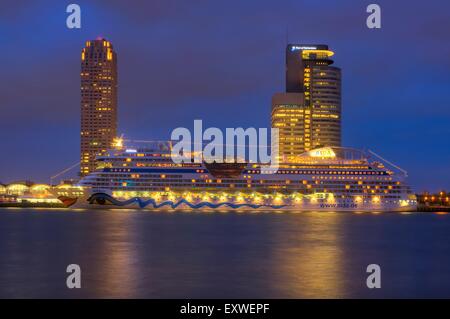 Kreuzfahrtschiff im Hafen von Rotterdam in der Nacht, Niederlande Stockfoto