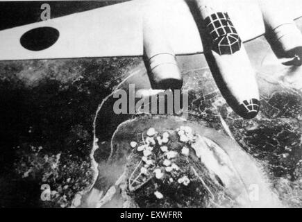 (150717)--Peking, 17. Juli 2015 (Xinhua)--Datei Fotokopie zeigt japanische Flugdienst Durchführung Luftangriffe nach Südwest-China Chongqing, 16. Juni 1940. Die Bombardierung von China ist eine große Kriegsverbrechen durch Japan während seiner Invasion nach China während des zweiten Weltkriegs. Wohngebiete, Geschäftsfelder, Schulen und Krankenhäuser waren die Hauptziele der Angriffe, bei denen Zehntausende von Zivilisten getötet wurden. Historische Daten zeigen, dass fast acht Jahre von Luftangriffen durch die japanische Armee-Fluglinienverkehr, einschließlich der groß angelegte, wahllose Bombardierungen von 1937 bis 1943 verließ mindestens 762.183 Stockfoto