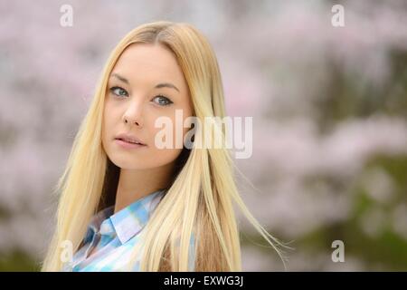 Junge, blonde Frau in einem Park im Frühjahr Stockfoto