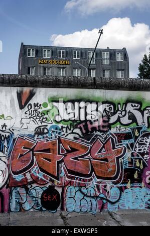 East Side Gallery und East Side Hotel, Berlin, Deutschland, Europa Stockfoto