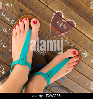 Weibliche Füße Sandalen Türkis. Stockfoto