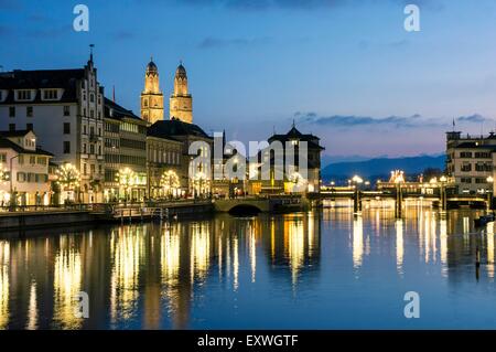 Grossmuenster und Limmat, Zürich, Schweiz, Europa Stockfoto