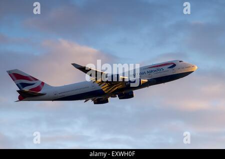 Boing 747 in Wolken Stockfoto
