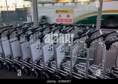 Gepäckwagen, Flughafen Heathrow, London, England, Großbritannien, Europa Stockfoto