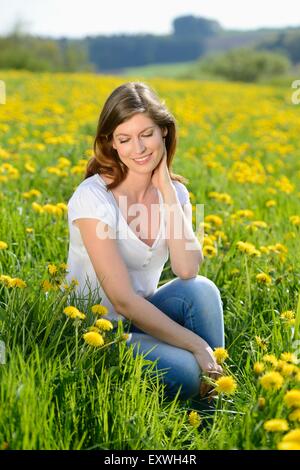 Junge Frau in einer Wiese, Bayern, Deutschland, Europa Stockfoto