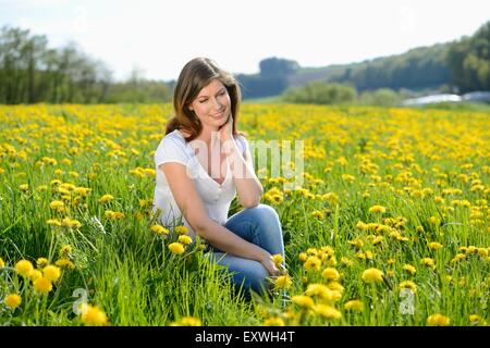 Junge Frau in einer Wiese, Bayern, Deutschland, Europa Stockfoto