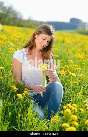 Junge Frau in einer Wiese, Bayern, Deutschland, Europa Stockfoto