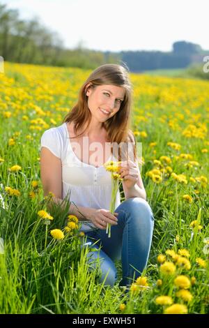 Junge Frau in einer Wiese, Bayern, Deutschland, Europa Stockfoto