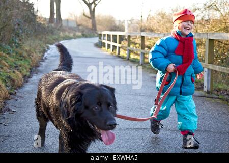 Mädchen gehen Gassi mit einem labrador Stockfoto