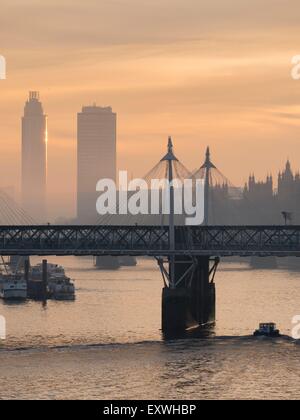 Hungerford Bridge, St George Wharf Tower und Millbank Tower, London, England, Großbritannien, Europa Stockfoto