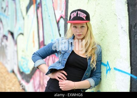 Junge Frau bei einer Graffiti-Wand, Nürnberg, Bayern, Deutschland, Europa Stockfoto