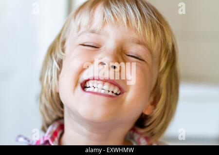 Mädchen mit geschlossenen Augen lachen Stockfoto